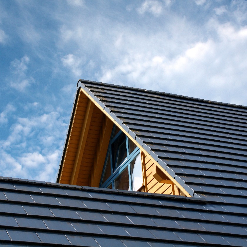 Hausspitze eines modernen Holzhauses